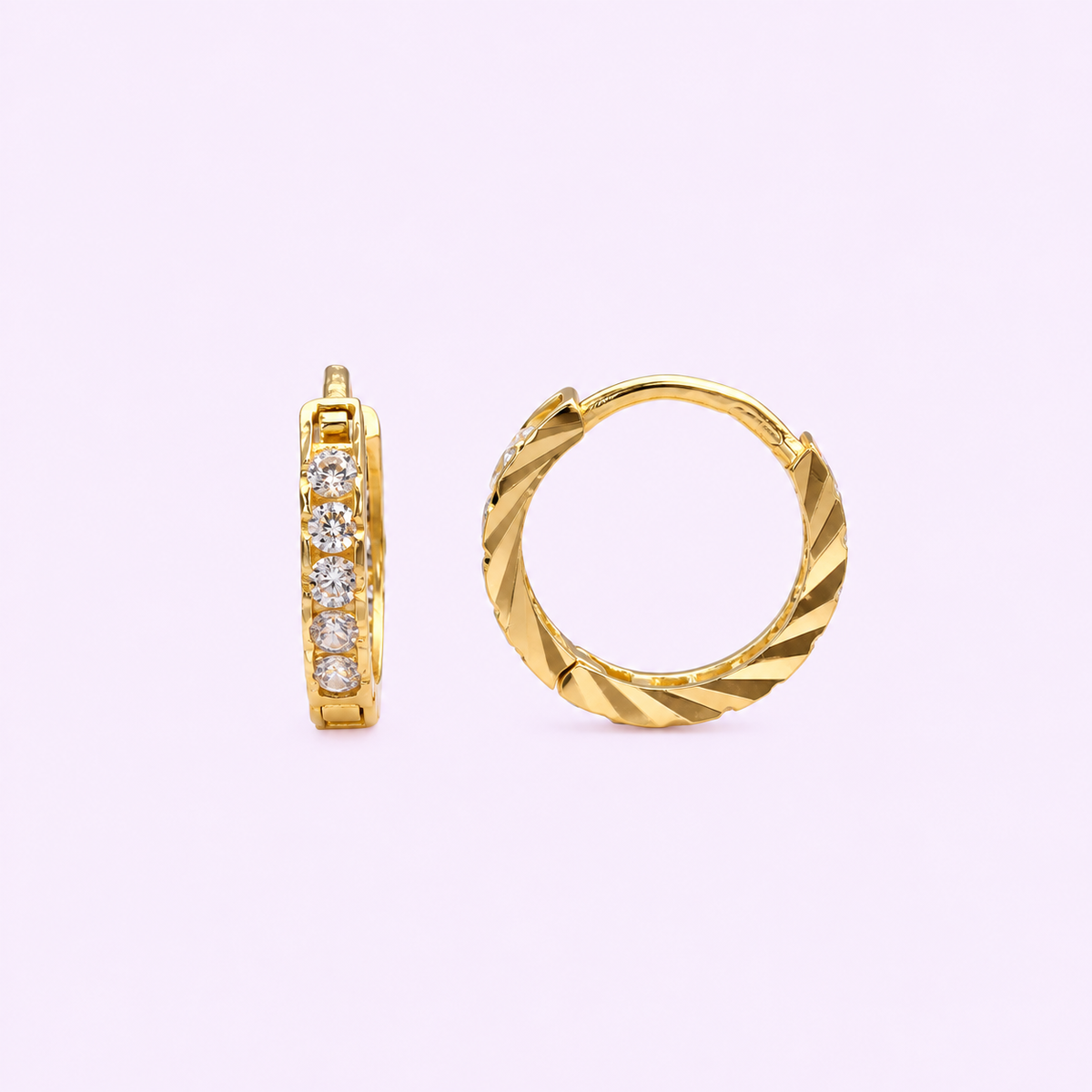 Arracadas Huggie con Circonias Doble Vista y Bordes Diamantados de Oro 10K