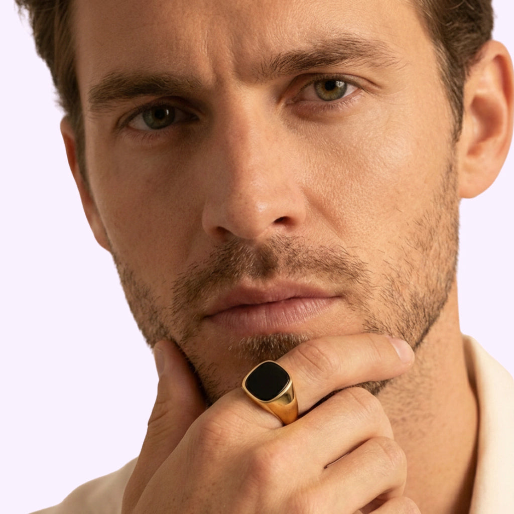 Anillo Sello con piedra negra Oro turco 10K